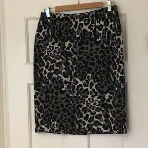 Studio Point skirt leopard print back kick pleat